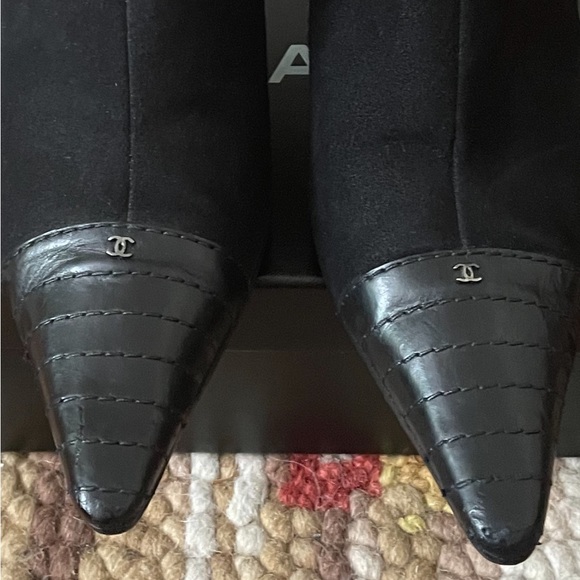 🔥Sale 🔥 Chanel Black Leather/Suede CC Pointed Toe Ankle Booties - Picture 8 of 11